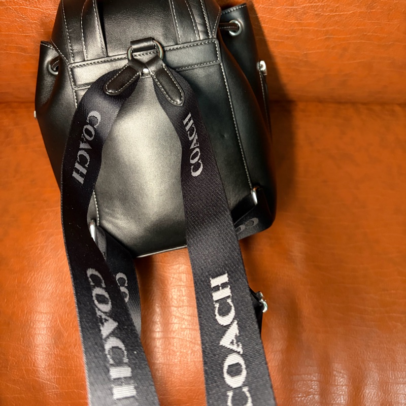 全新 COACH Pace系列黑色全皮翻蓋束口後背包-13