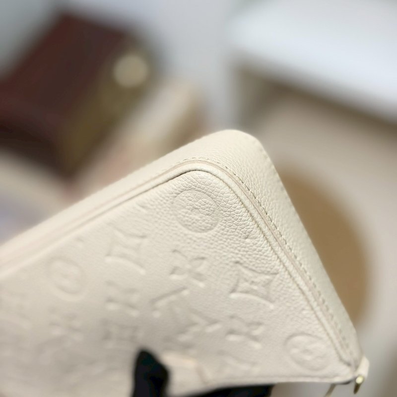 (全新品、大全配、送禮等級)🏷LV．Easy Pouch On Strap 奶油白 M81066 芯片款-5