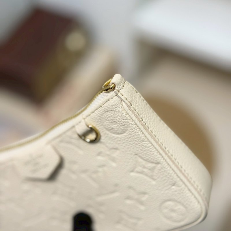 (全新品、大全配、送禮等級)🏷LV．Easy Pouch On Strap 奶油白 M81066 芯片款-9
