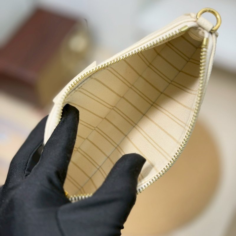 (全新品、大全配、送禮等級)🏷LV．Easy Pouch On Strap 奶油白 M81066 芯片款-15