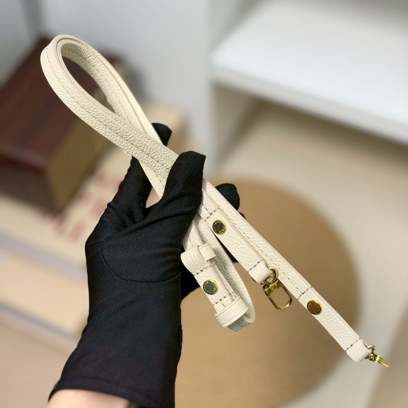 (全新品、大全配、送禮等級)🏷LV．Easy Pouch On Strap 奶油白 M81066 芯片款-16