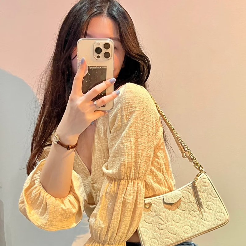 (全新品、大全配、送禮等級)🏷LV．Easy Pouch On Strap 奶油白 M81066 芯片款-19