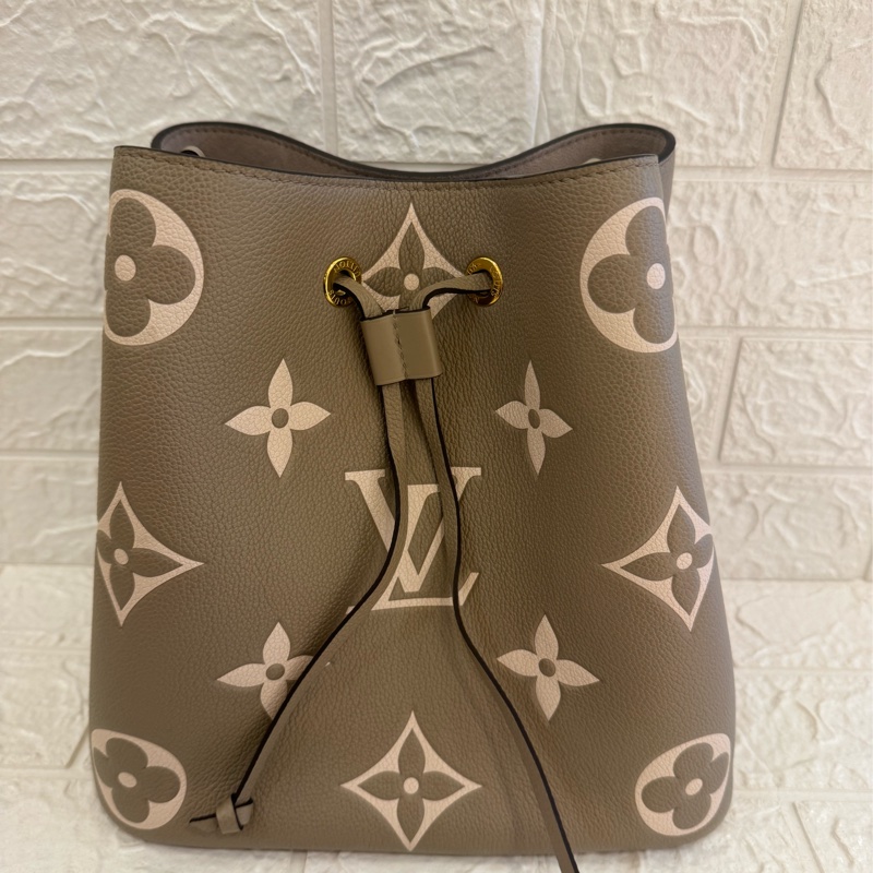 LV M45555斑鳩灰手提兩用水桶包-1