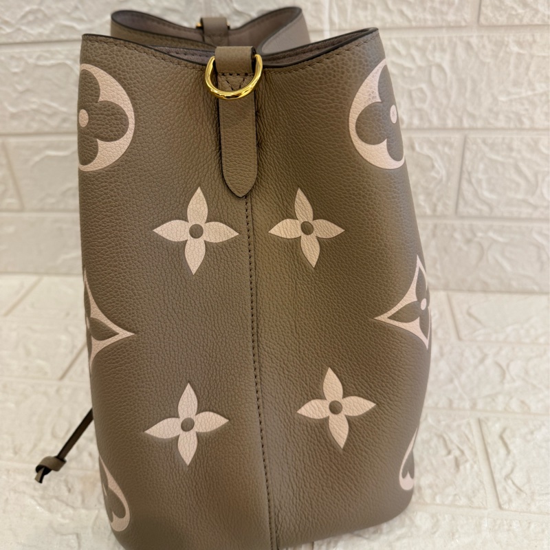 LV M45555斑鳩灰手提兩用水桶包-2