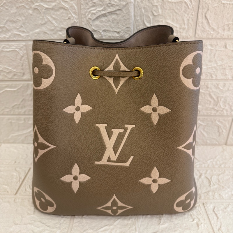 LV M45555斑鳩灰手提兩用水桶包-3