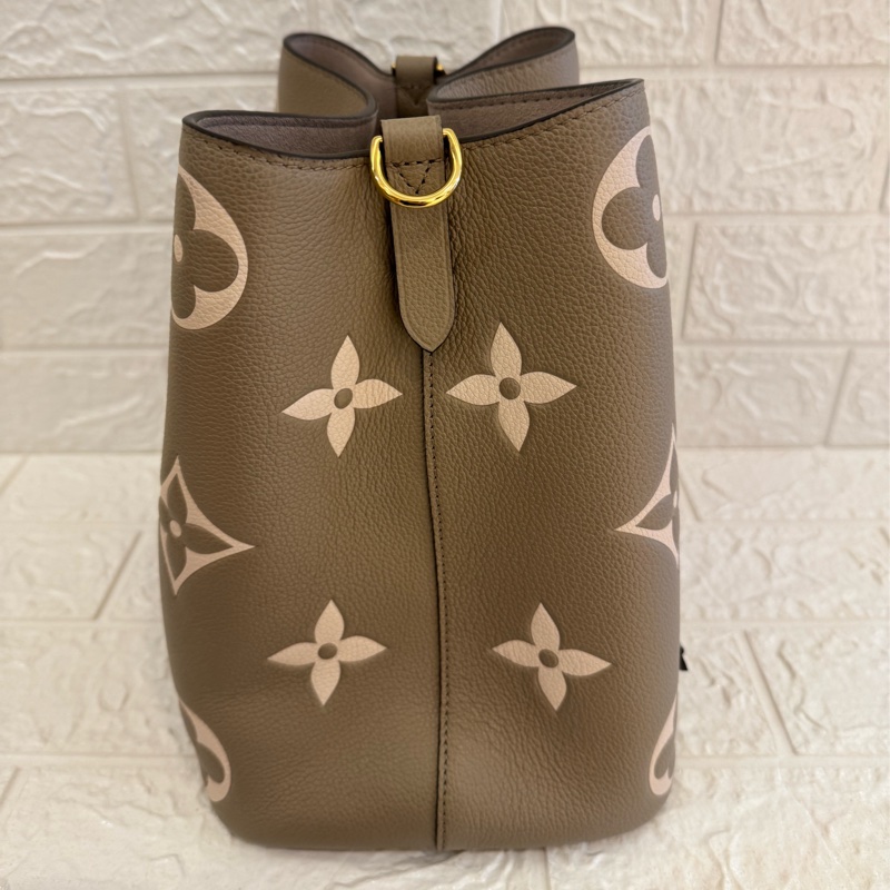 LV M45555斑鳩灰手提兩用水桶包-4