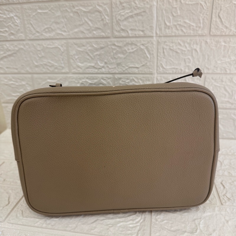 LV M45555斑鳩灰手提兩用水桶包-5