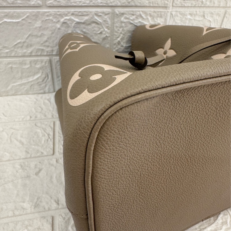 LV M45555斑鳩灰手提兩用水桶包-6