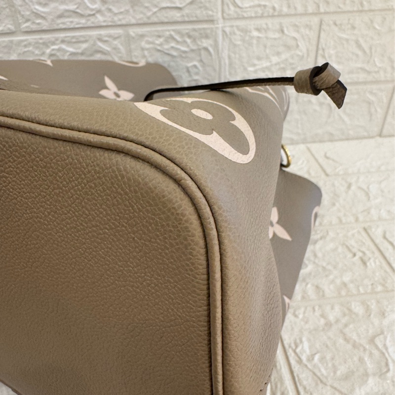 LV M45555斑鳩灰手提兩用水桶包-7