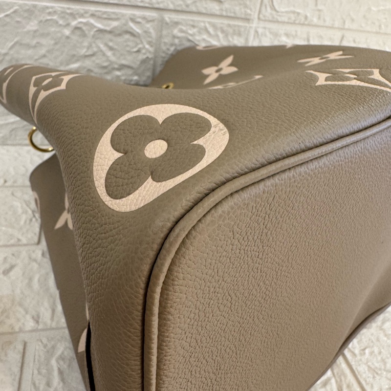 LV M45555斑鳩灰手提兩用水桶包-9