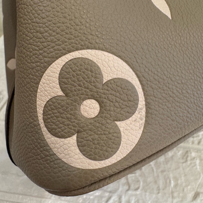 LV M45555斑鳩灰手提兩用水桶包-10