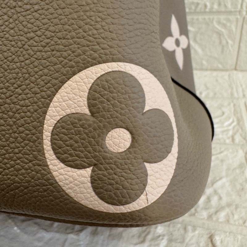 LV M45555斑鳩灰手提兩用水桶包-11