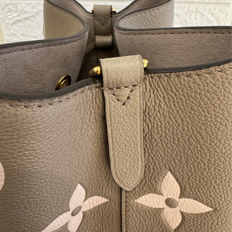 LV M45555斑鳩灰手提兩用水桶包-12