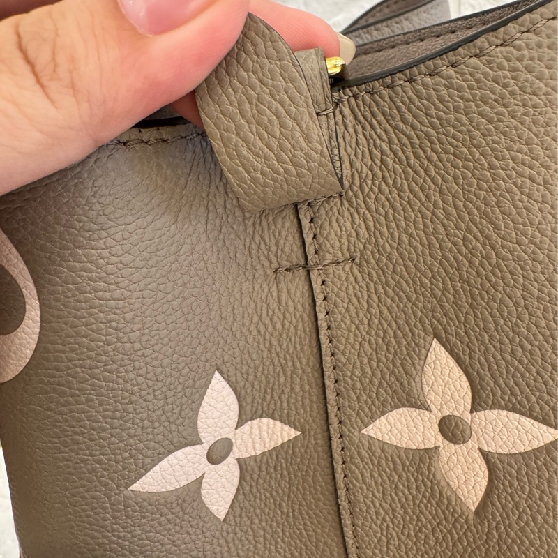 LV M45555斑鳩灰手提兩用水桶包-13