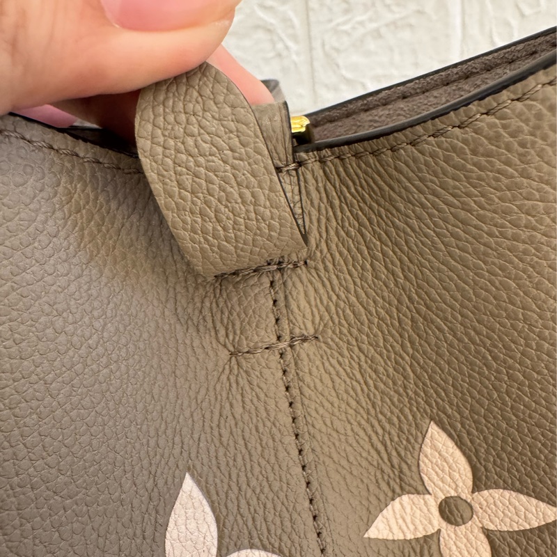 LV M45555斑鳩灰手提兩用水桶包-15