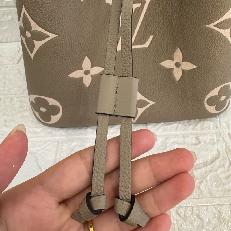 LV M45555斑鳩灰手提兩用水桶包-16