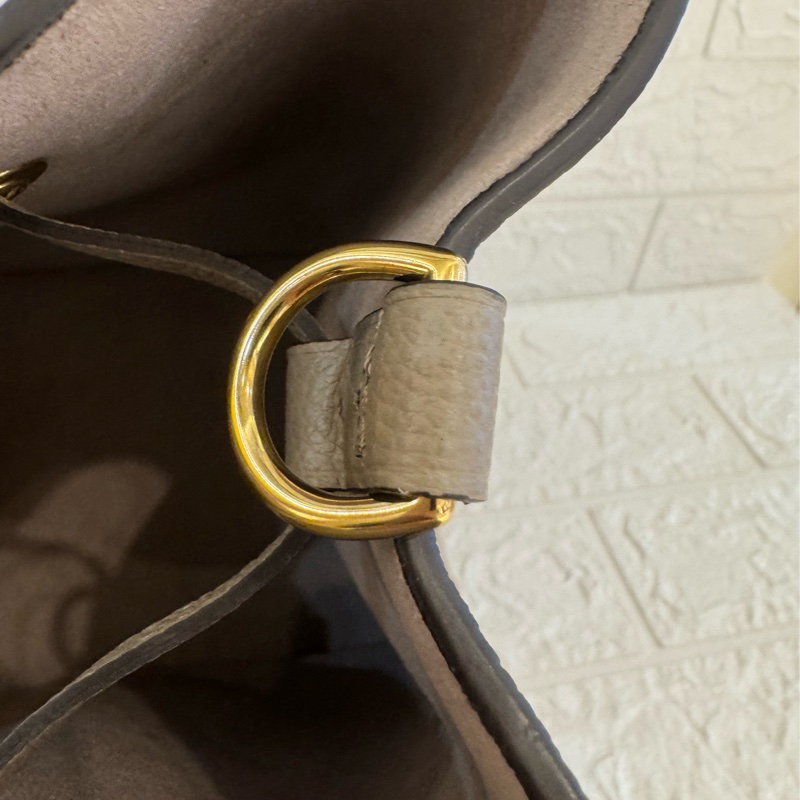 LV M45555斑鳩灰手提兩用水桶包-18