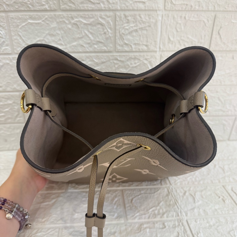 LV M45555斑鳩灰手提兩用水桶包-20