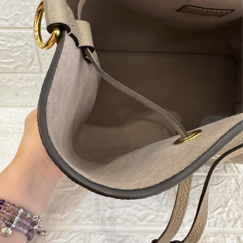 LV M45555斑鳩灰手提兩用水桶包-21