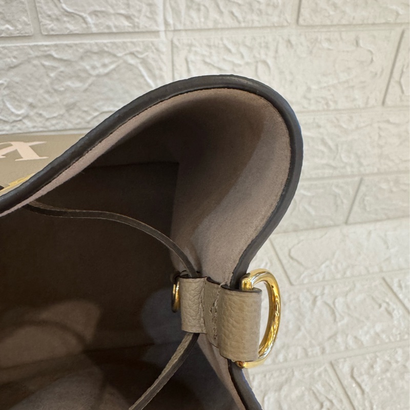 LV M45555斑鳩灰手提兩用水桶包-23