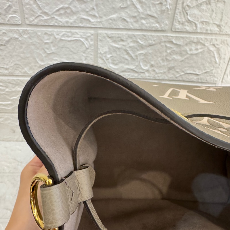 LV M45555斑鳩灰手提兩用水桶包-24