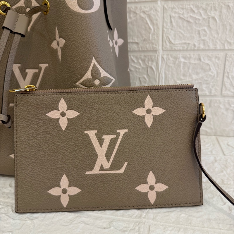 LV M45555斑鳩灰手提兩用水桶包-33