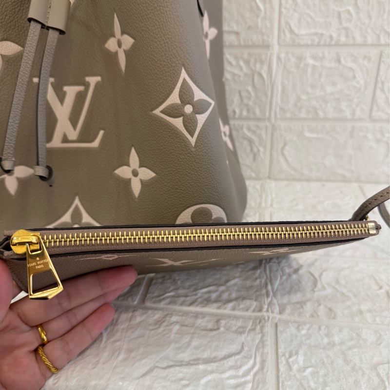 LV M45555斑鳩灰手提兩用水桶包-34