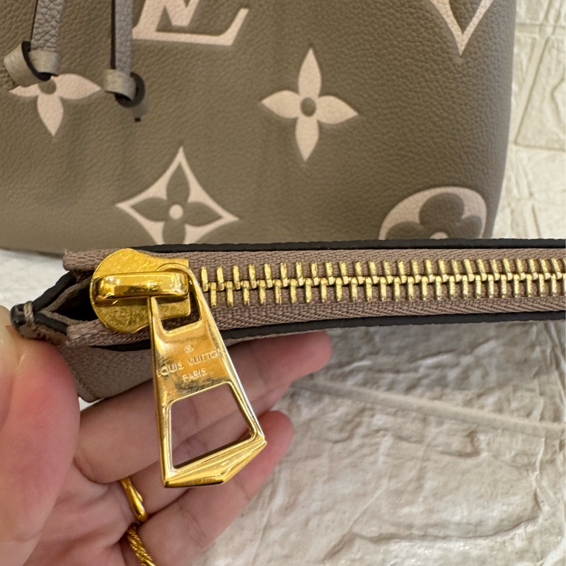 LV M45555斑鳩灰手提兩用水桶包-35