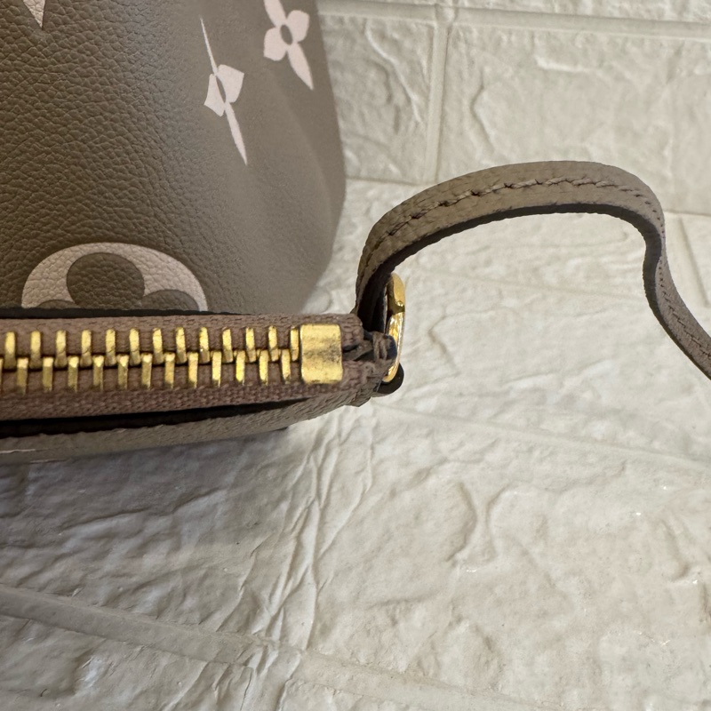 LV M45555斑鳩灰手提兩用水桶包-36