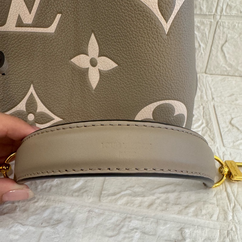 LV M45555斑鳩灰手提兩用水桶包-39