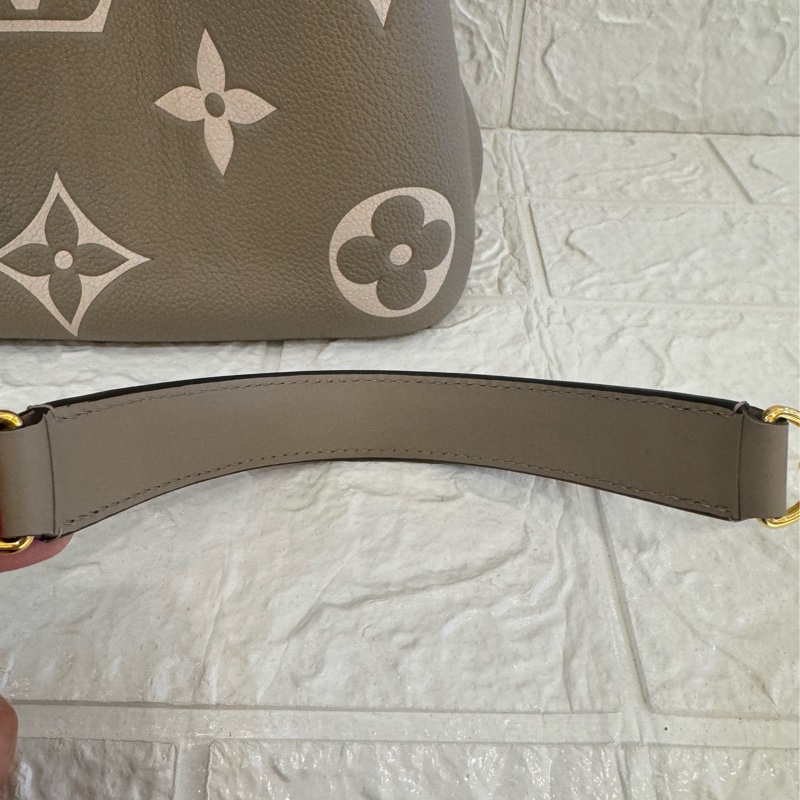 LV M45555斑鳩灰手提兩用水桶包-41