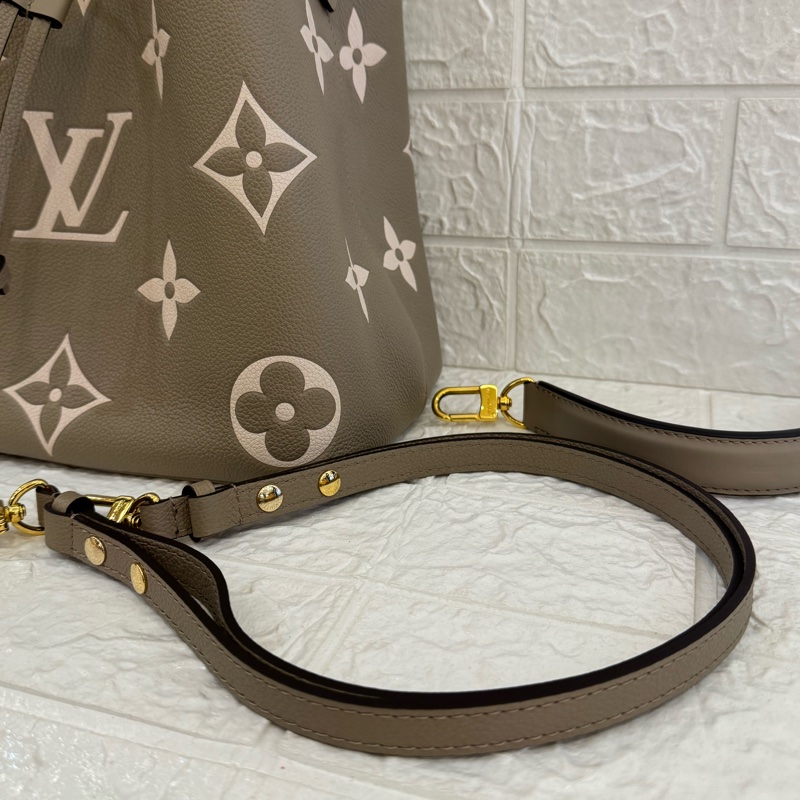 LV M45555斑鳩灰手提兩用水桶包-50