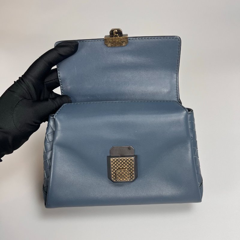 BV  藍皮革鎖頭提把肩背包-5