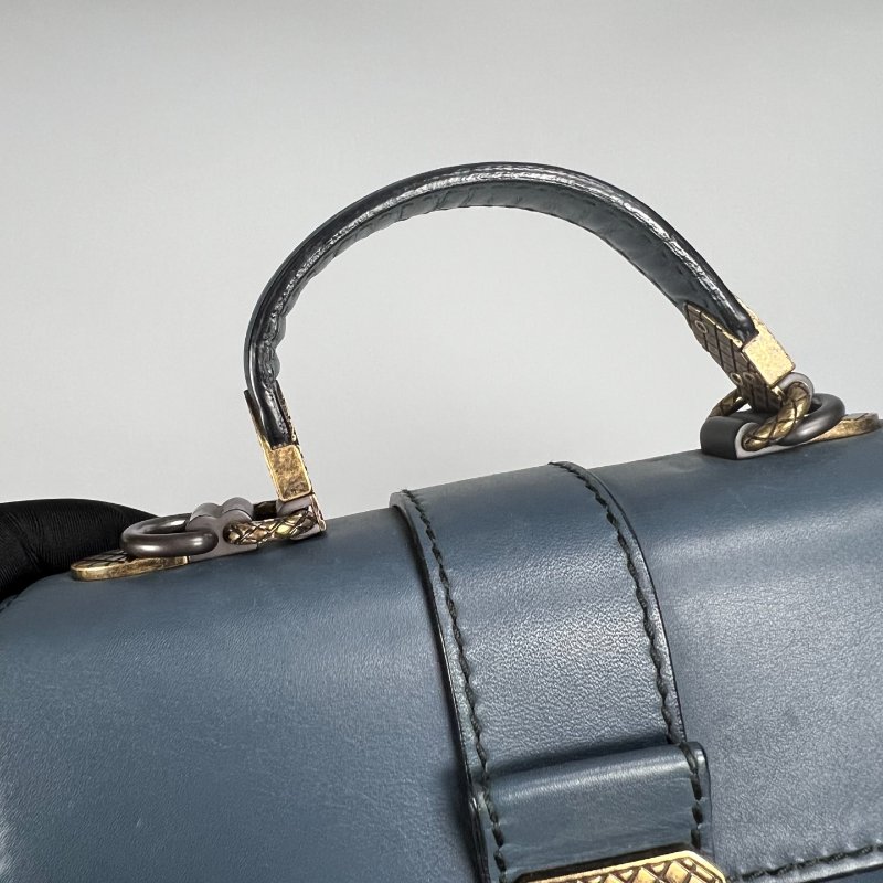 BV  藍皮革鎖頭提把肩背包-10