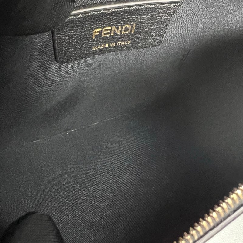 FENDI 牛皮金釦信封 WOC 黑-6