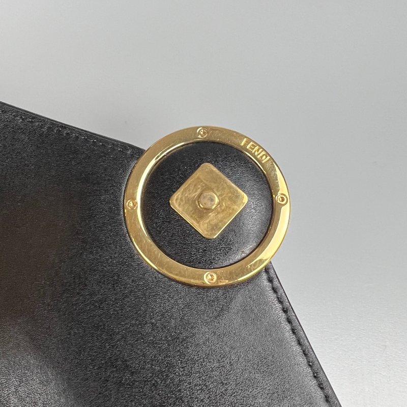 FENDI 牛皮金釦信封 WOC 黑-8