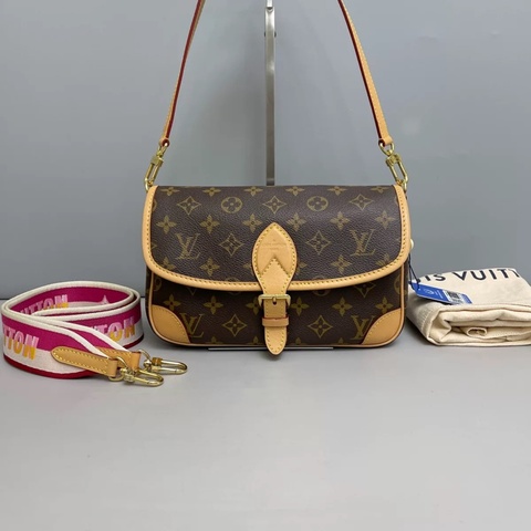 LV路易威登Diane老花玫紅肩帶法棍 芯片款