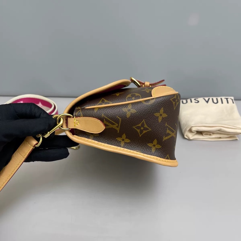 LV路易威登Diane老花玫紅肩帶法棍 芯片款-1