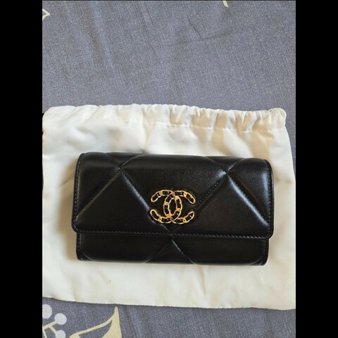 Chanel經典19系列菱格紋小羊皮翻蓋中夾