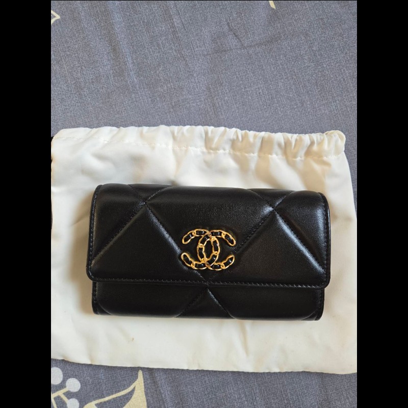 Chanel經典19系列菱格紋小羊皮翻蓋中夾-0