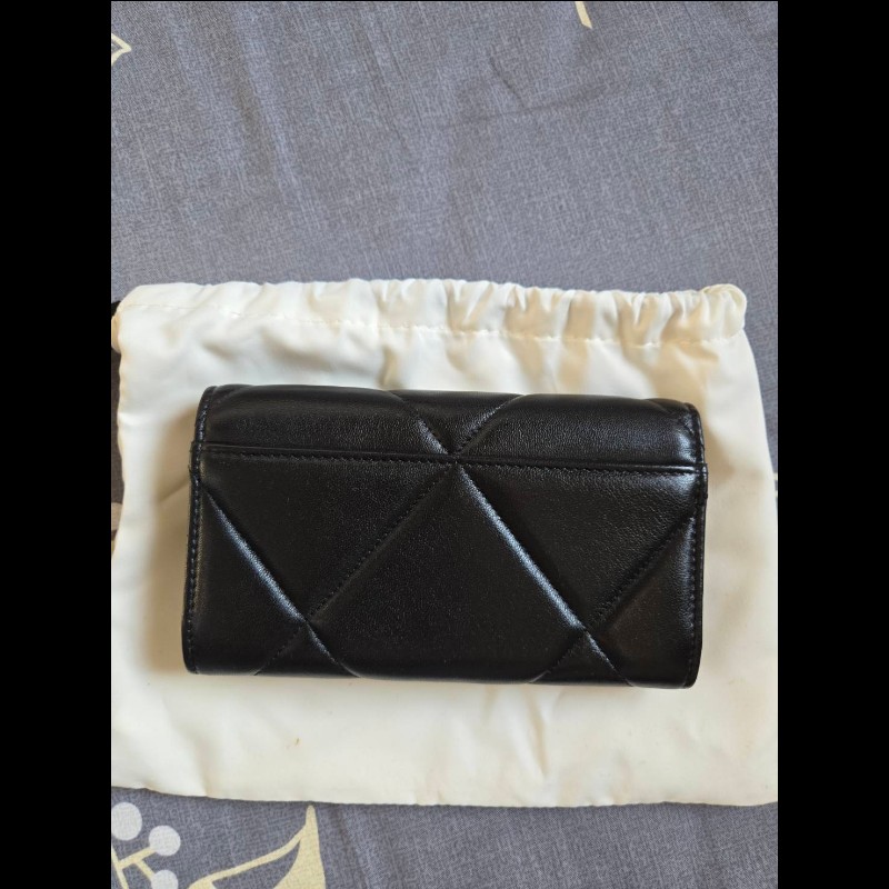 Chanel經典19系列菱格紋小羊皮翻蓋中夾-1