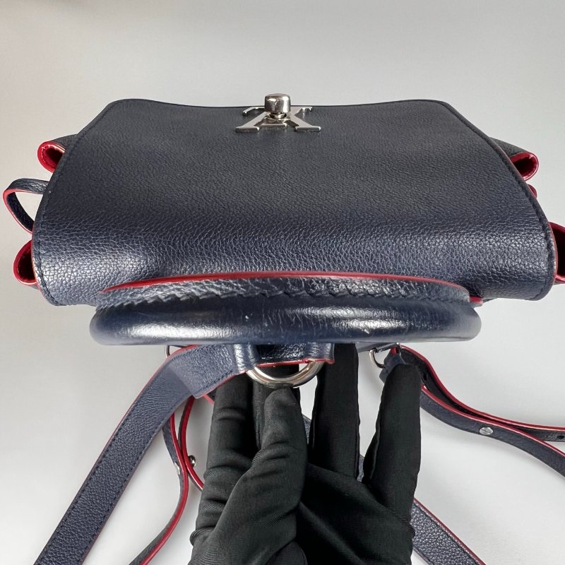 LV M43879 海軍藍拚紅LOCKME後背包-8