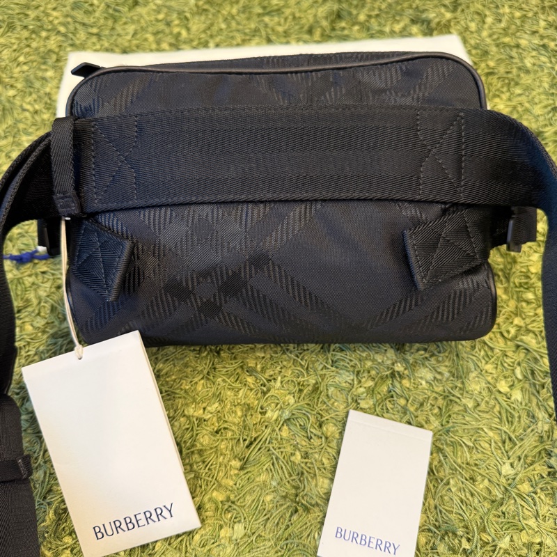 BURBERRY 經典格紋緹花雙層胸口包/腰包/肩側包/中性包（男女都可用）-4