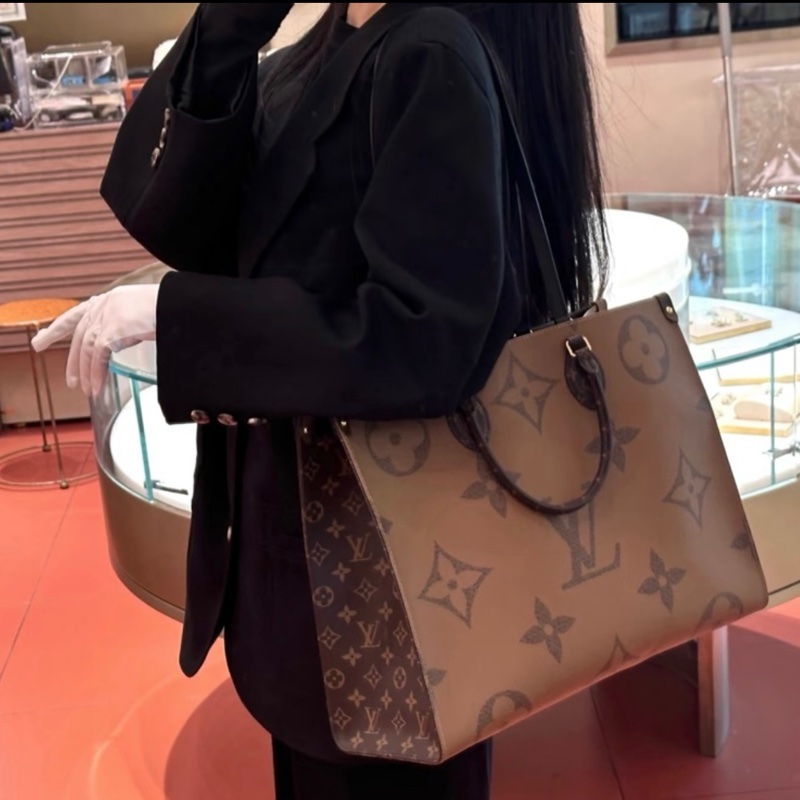 （極新💖） LV OnTheGo GM 最新晶片款 托特包 專櫃11.1萬元！-3