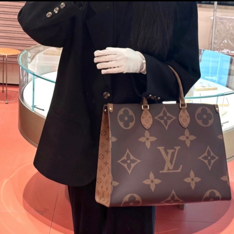 （極新💖） LV OnTheGo GM 最新晶片款 托特包 專櫃11.1萬元！-4