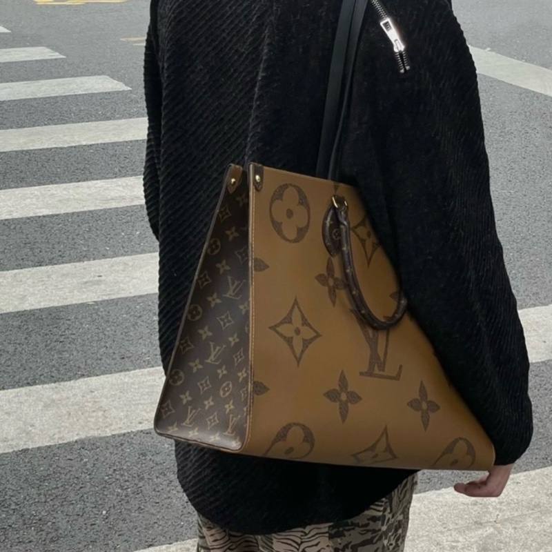 （極新💖） LV OnTheGo GM 最新晶片款 托特包 專櫃11.1萬元！-7