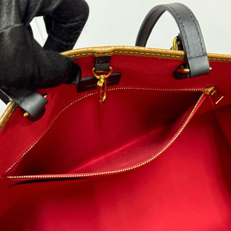 （極新💖） LV OnTheGo GM 最新晶片款 托特包 專櫃11.1萬元！-19