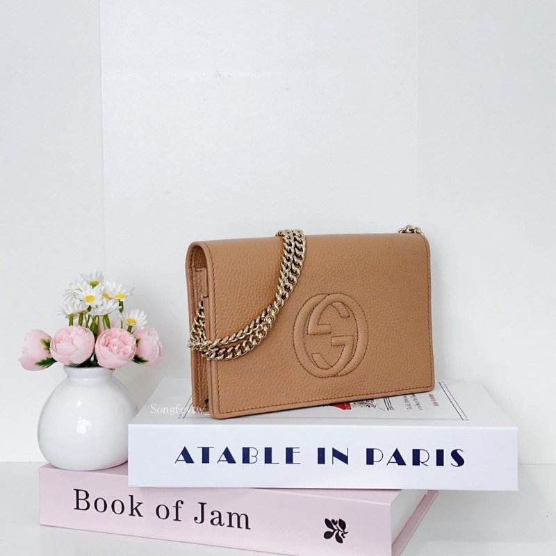 GUCCI 荔枝紋 浮雕Logo Woc包-1