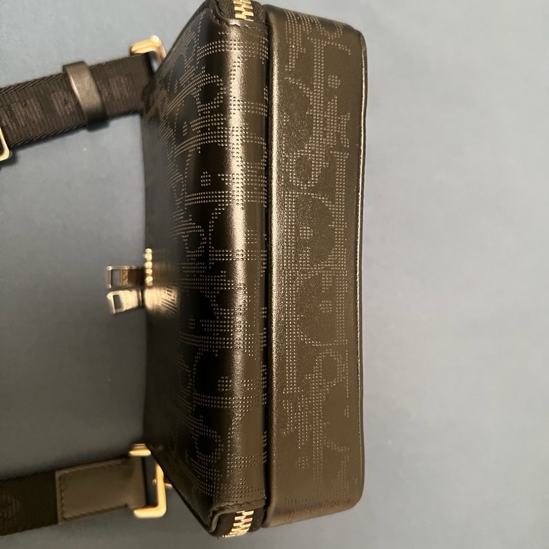 <包況極新>DIOR拉鍊手拿包附肩背帶、Oblique雕花相機包-9