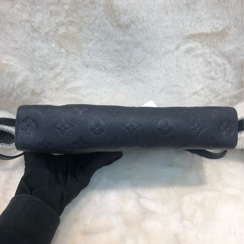 LV 黑色全皮壓紋金扣 Hobo袋 XB910-5